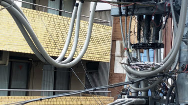 電柱のカラスの巣作り対策│東京電力に連絡してみた。対処は早くやってもらえそう？
